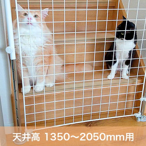 猫のメッシュ扉を階段に設置した状態