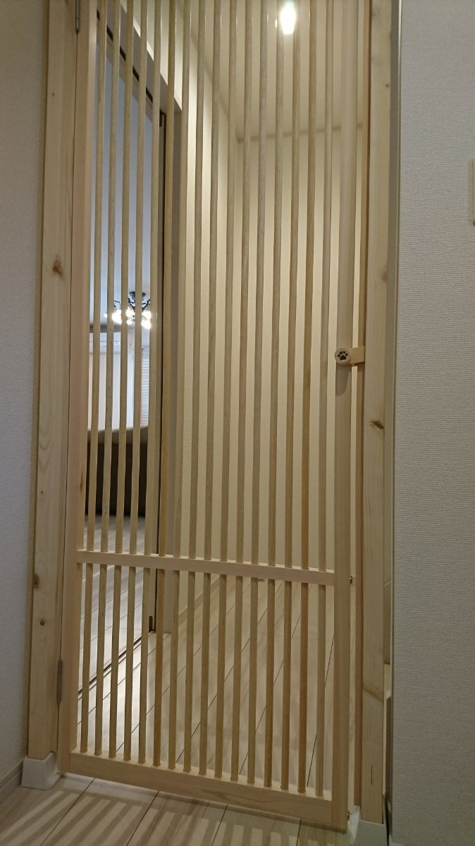 天井まで届く木製の猫脱走防止扉（にゃんがーど）
